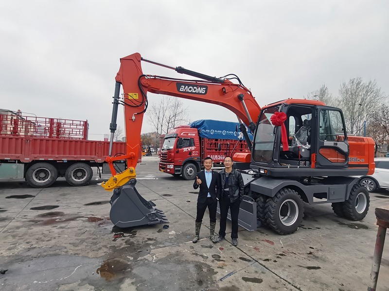 江蘇鹽城輪式挖掘機(jī)寶鼎客戶